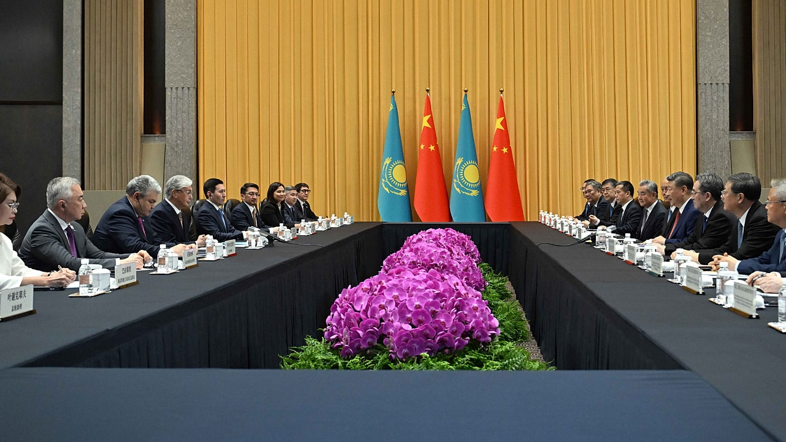 Meeting of Chinese and Kazakhstan's delegations in Shanghai. 