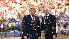 El presidente Donald Trump y el presidente de la FIFA, Gianni Infantino, posan juntos bajo una lluvia de confeti, al término de la final del Mundial.