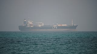 ناقلة غاز البترول المسال (LPG) تبحر في المياه الواقعة شمال مضيق باب المندب في موخا، اليمن، الاثنين 6 أبريل 2026. (AP Photo/عبد الناصر الصديق)