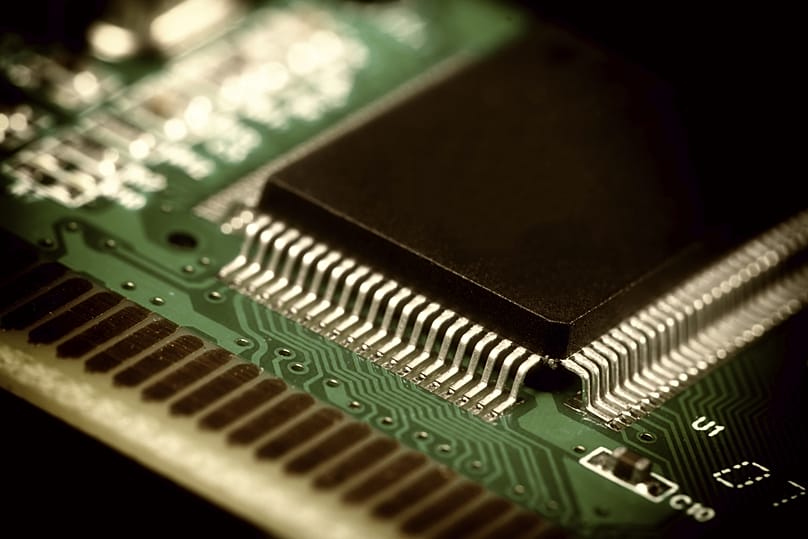 In der Elektronikindustrie schützen matte Zinnbeschichtungen Leiterplatten und sorgen zugleich dafür, dass sie sich besser verlöten lassen.
