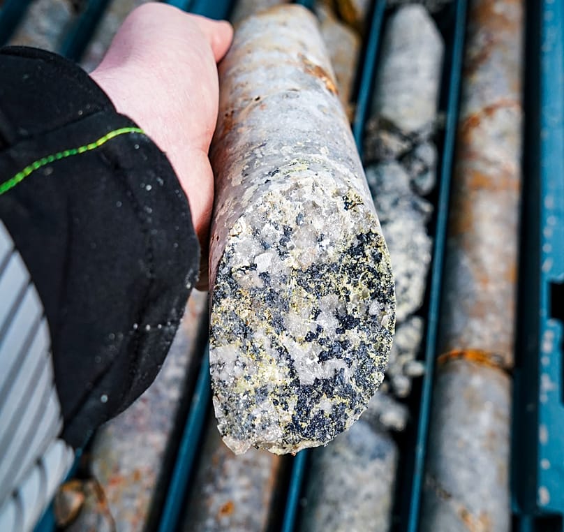 Bohrkern aus 125 Metern Tiefe mit hohen Zinngehalt. Die Untersuchung von Bohrkernen dient in der Rohstofferkundung dazu, Zinnlagerstätten in der Tiefe zu bewerten.