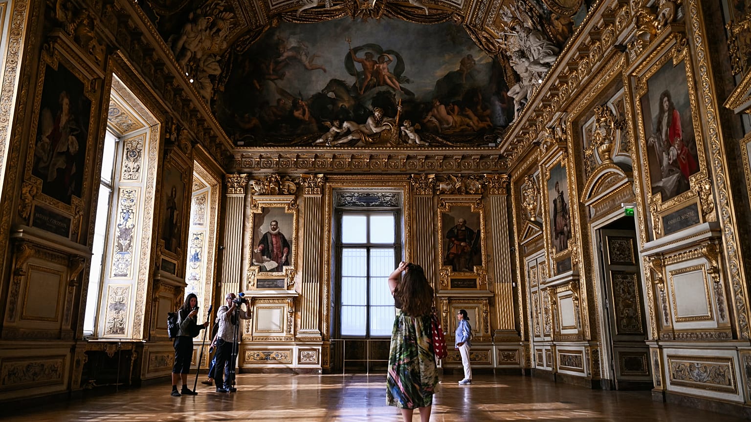 Louvre's Apollo Gallery reopens after Crown Jewels theft scandal - Image 2