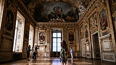 Reapertura al público de la galería de Apolo, en el museo del Louvre de París, el miércoles 22 de julio de 2026. (Lou Benoist/Pool Photo via AP)