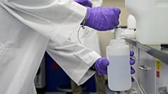 Logan Feeney vierte una muestra de agua con PFAS en un recipiente, el miércoles diez de abril de 2024, en un laboratorio de la EPA de Estados Unidos en Cincinnati.