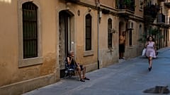 Manuel, de 82 años, está sentado frente a su casa en un día caluroso y soleado en Barcelona, España, el sábado 16 de julio de 2022.