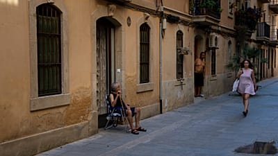 Manuel, de 82 años, está sentado frente a su casa en un día caluroso y soleado en Barcelona, España, el sábado 16 de julio de 2022.