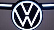 A képen a 2025-ös Volkswagen ID. Buzz elején látható Volkswagen-embléma, a pittsburghi Nemzetközi Autókiállításon, 2025. február 14-én.