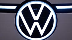 Logotipo de Volkswagen en el frontal del ID. Buzz 2025 expuesto en el Salón Internacional del Automóvil de Pittsburgh, el 14 de febrero de 2025.