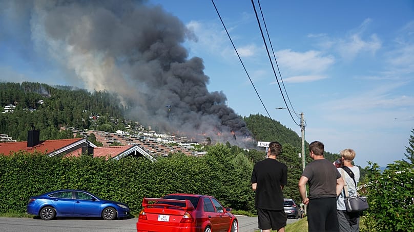 Fumo si alza sopra le case a schiera in fiamme nel villaggio di Krokstadelva, a Drammen, Norvegia, venerdì 17 luglio 2026. (Thomas Fure/NTB Scanpix via AP)