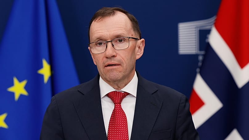 Il ministro degli Esteri norvegese Espen Barth Eide parla a una conferenza stampa nella sede dell’UE a Bruxelles, lunedì 20 aprile 2026. (AP Photo/Geert Vanden Wijngaert)