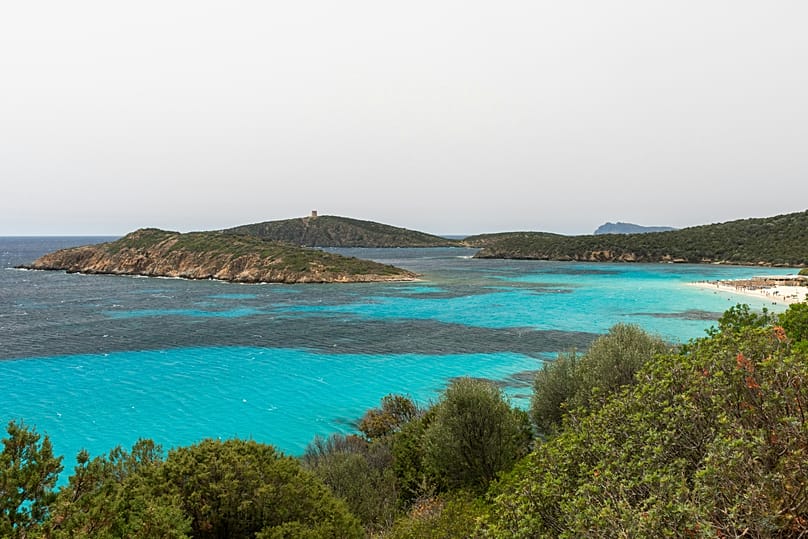 Das blaue Wasser am Strand Tuerredda ist außergewöhnlich klar und ideal zum Schnorcheln 