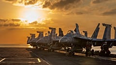 Aviones en la cubierta de vuelo del USS Abraham Lincoln (CVN 72) que operan en apoyo de la guerra en Irán, el martes tres de marzo de 2026.