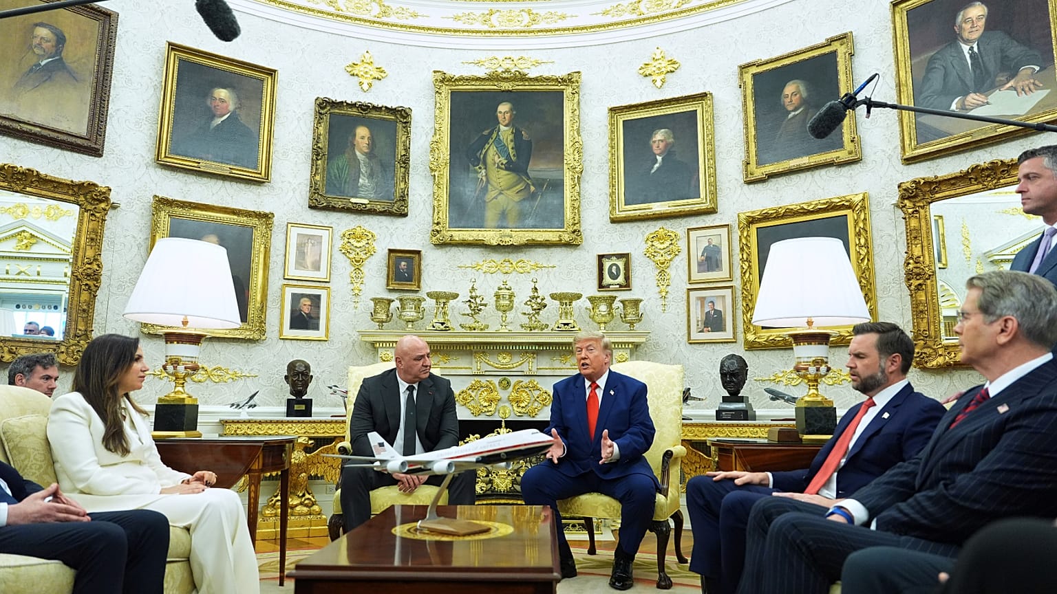  الرئيس الأمريكي دونالد ترامب خلال لقائه الرئيس اللبناني جوزيف عون في المكتب البيضاوي بالبيت الأبيض، الثلاثاء 21 يوليو/تموز 2026، في واشنطن.