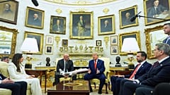  الرئيس الأمريكي دونالد ترامب خلال لقائه الرئيس اللبناني جوزيف عون في المكتب البيضاوي بالبيت الأبيض، الثلاثاء 21 يوليو/تموز 2026، في واشنطن.