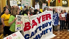 Manifestantes se concentran en el Capitolio estatal de Iowa, en Des Moines, el 10 de febrero de 2025, contra un proyecto de ley que protege a empresas de pesticidas de demandas