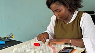 Burkina Faso : Samira Simporé, pionnière de l'art filaire 