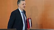 Thorsten Frei, Chef des Bundeskanzleramts, trifft zur Kabinettssitzung im Bundeskanzleramt in Berlin ein, Mittwoch, 22. April 2026.