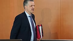Thorsten Frei, Chef des Bundeskanzleramts, trifft zur Kabinettssitzung im Bundeskanzleramt in Berlin ein, Mittwoch, 22. April 2026.