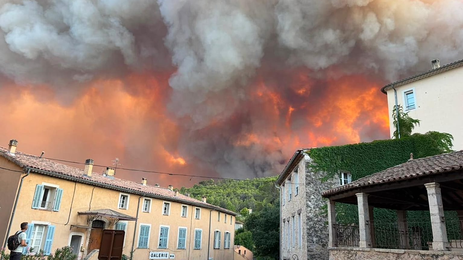 Le fiamme si avvicinano al villaggio di Pontignac, in Provenza, nel sud della Francia, 21 luglio 2026