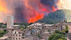 El fuego se aproxima a la localidad de Pontignac, en la Provenza, en el sur de Francia, el 21 de julio de 2026