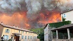 Incêndio aproxima-se da aldeia de Pontignac, na Provença, no sul de França, 21 de julho de 2026