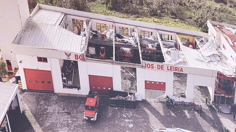 Imagen de los daños causados por la tormenta Kristin en el cuartel de los Bombeiros Voluntários de Leiria