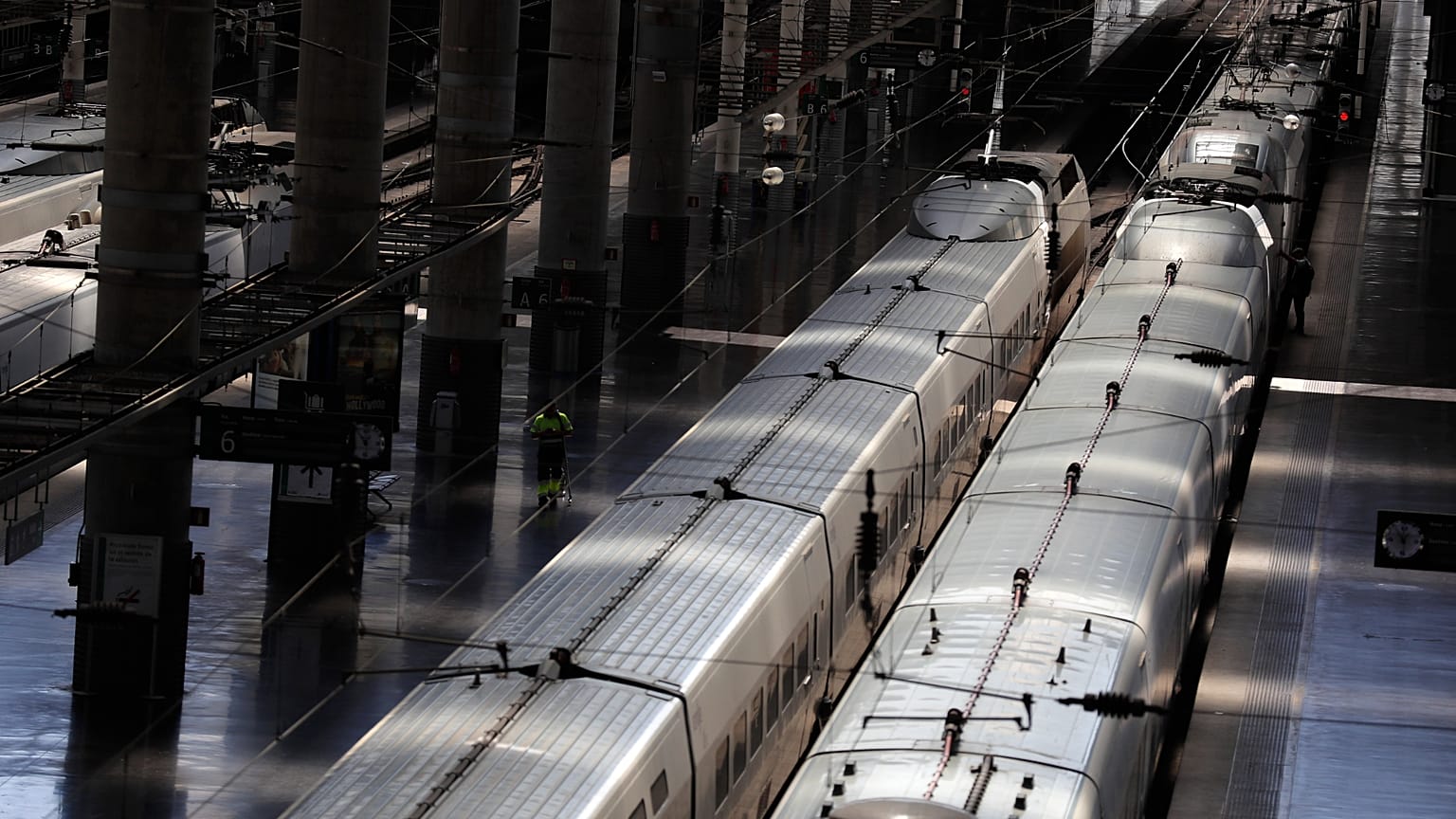 ARCHIVO:  112 Un pasajero sube a un tren durante la huelga ferroviaria en la estación de Atocha en Madrid, el 14 de agosto de 2019.