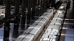ARCHIVO:  112 Un pasajero sube a un tren durante la huelga ferroviaria en la estación de Atocha en Madrid, el 14 de agosto de 2019.