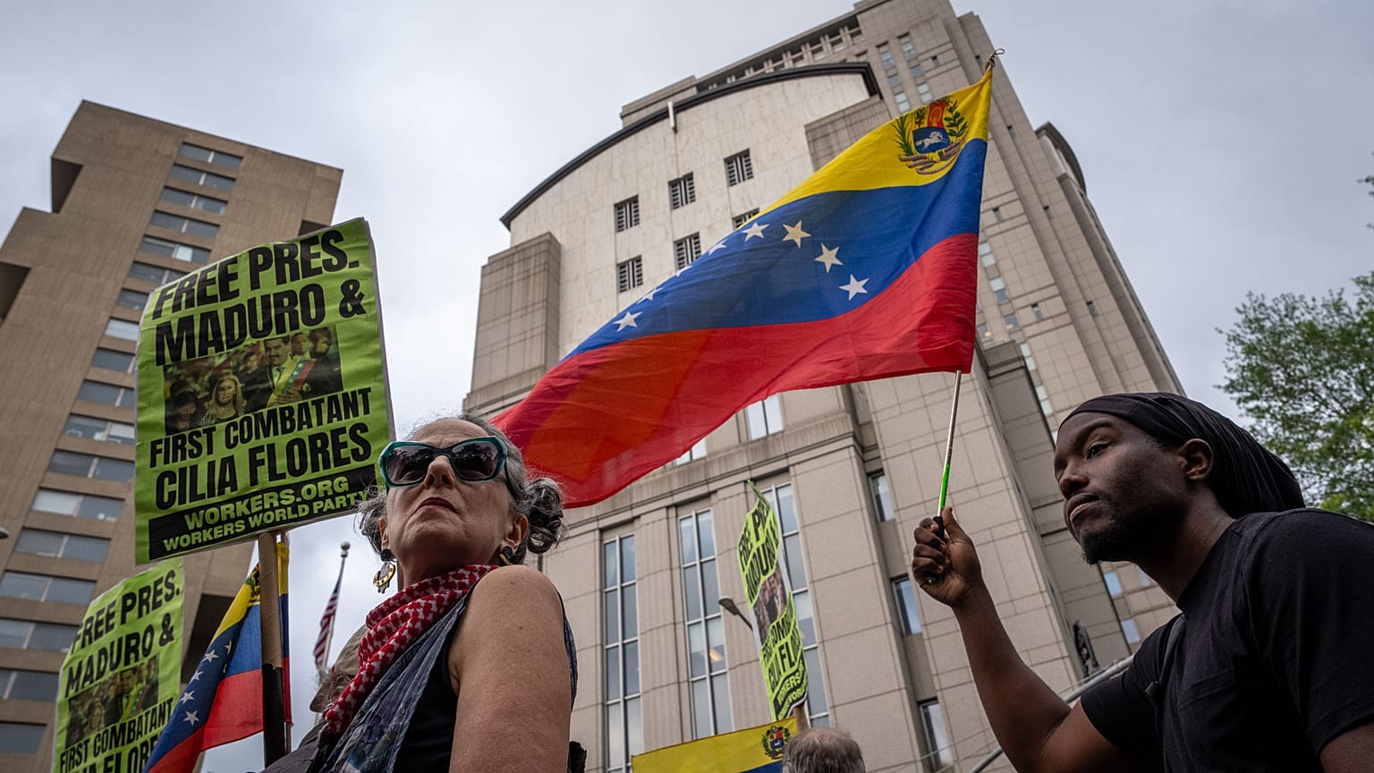 Personas protestan en apoyo del expresidente venezolano Nicolás Maduro y su esposa Cilia Flores frente al tribunal federal de Manhattan, el miércoles 22 de julio de 2026.