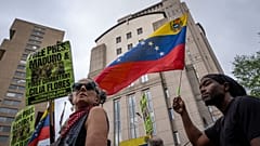 Personas protestan en apoyo del expresidente venezolano Nicolás Maduro y su esposa Cilia Flores frente al tribunal federal de Manhattan, el miércoles 22 de julio de 2026.
