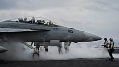 Caza F/A-18F Super Hornet despega del portaaviones estadounidense U.S.S. Dwight D. Eisenhower, en el sur del mar Rojo, el 13 de febrero de 2024
