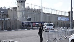 Un policía israelí frente a la prisión militar de Ofer, cerca de Jerusalén, el 13 de octubre de 2025.