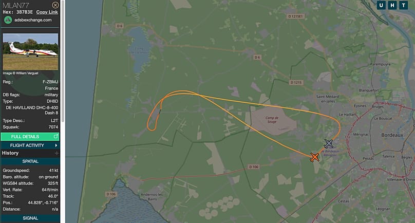 Deux avions de type DASH 8 effectuant des rotations sur zone 