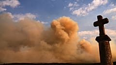 O fumo eleva-se acima do horizonte à medida que o incêndio florestal avança perto de Condemios de Arriba, na província de Guadalajara,
