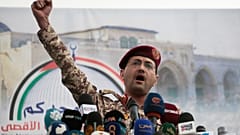 Архив: военный представитель движения хуситов Яхья Сари выступает на митинге против США и Израиля в Сане, Йемен, 18 апреля 2025 года.