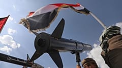 Simpatizantes de los hutíes se manifiestan en Saná con banderas y réplicas de los misiles de los rebeldes yemeníes