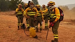 Agentes forestales descansan cerca de Condemios de Arriba, Guadalajara, España, el miércoles 22 de julio de 2026, mientras los equipos combaten un gran incendio forestal.
