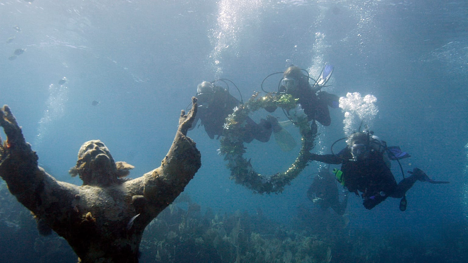 Alcuni sub si avvicinano alla statua del Cristo degli Abissi durante una cerimonia per il 50º anniversario, venerdì 10 dicembre 2010 a Key Largo, nelle Florida Keys.