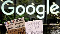 Empleados de Google sostienen pancartas durante una protesta frente a la sede de la compañía en Londres, el cuatro de abril de 2023.
