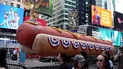 Instalan en Times Square, en Estados Unidos, un perrito caliente gigante de casi 20 metros de altura el 22 de julio de 2026.