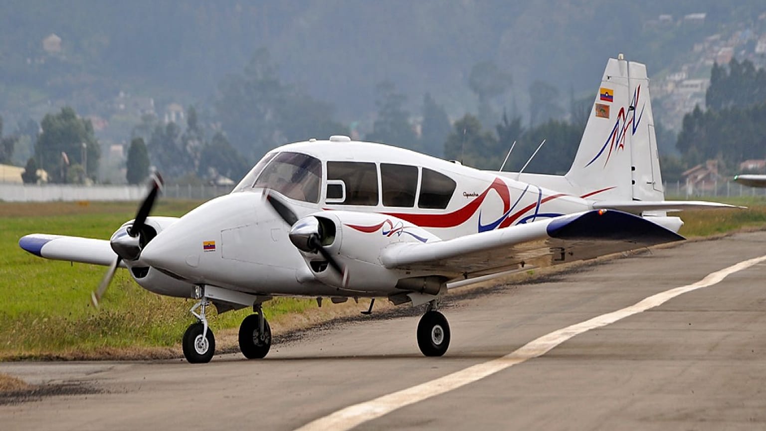 طائرة من طراز بايبر PA-23 أباتشي، الصورة لا تمثل النموذج المعروض حاليا في مزاد بمطار إشبيلية