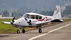 Un avión Piper PA-23 Apache, no es representativo del modelo que se subasta actualmente en el aeropuerto de Sevilla