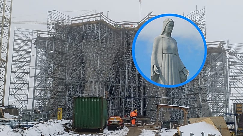 Budowa monumentu Matki Bożej Miłosiernej w Kikole. (Dzięki uprzejmości parafii św. Wojciecha B.M w Kikole.)