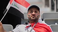 مشجع عراقي يلوح بالعلم قبل مباراة كأس العالم للمجموعة الأولى لكرة القدم بين السنغال والعراق في تورونتو، الجمعة 26 يونيو 2026. (AP Photo/ستيفاني سكاربورو)