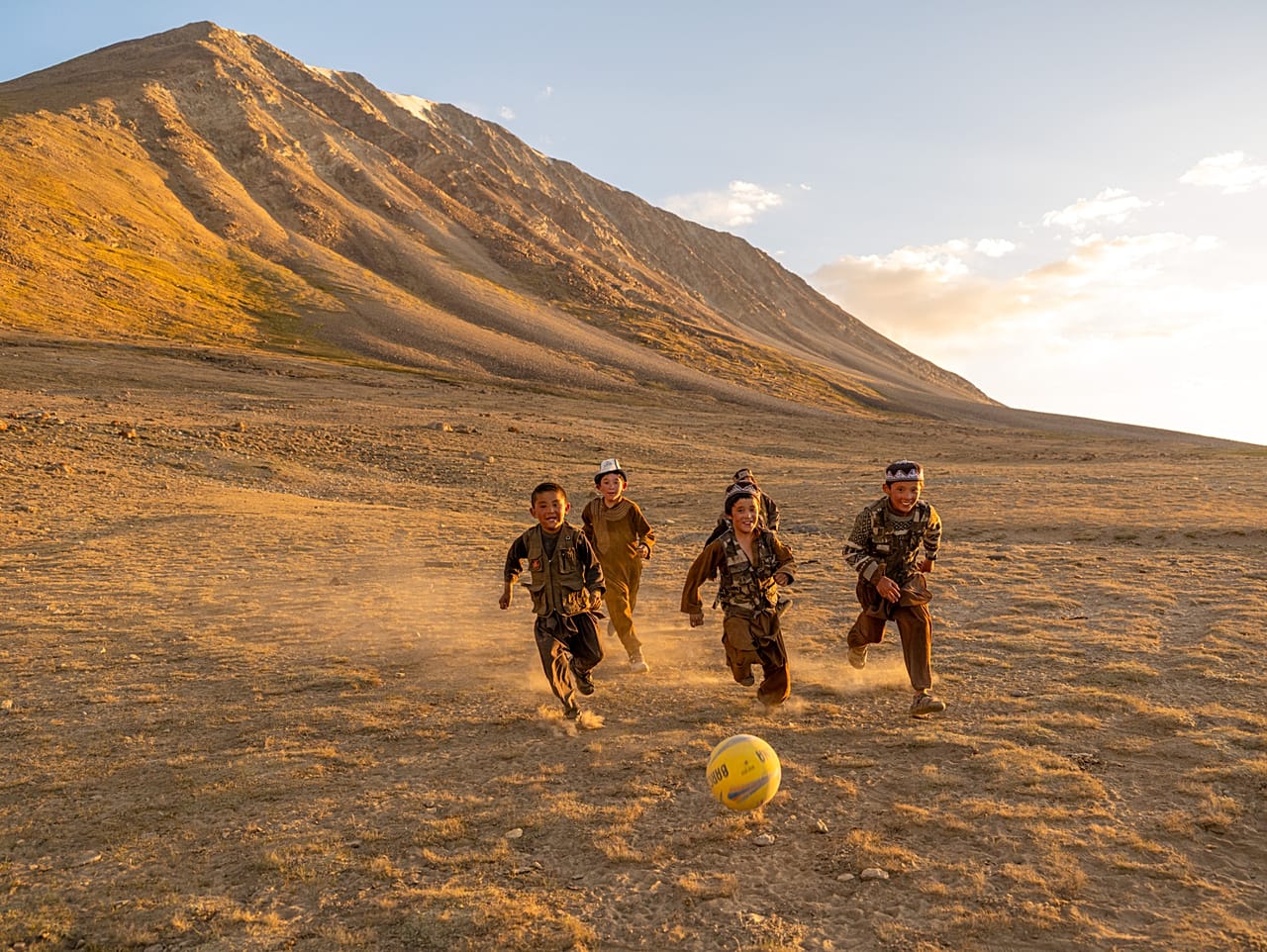 Fotografia de crianças a jogar futebol do projeto Afghanistan de Daniel Malikyar 