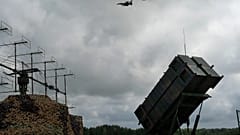 Cazas F-16 de la Fuerza Aérea de Ucrania vuelan sobre un sistema de defensa antiaérea y antimisiles Patriot en un lugar no revelado de Ucrania, el cuatro de agosto de 2024.