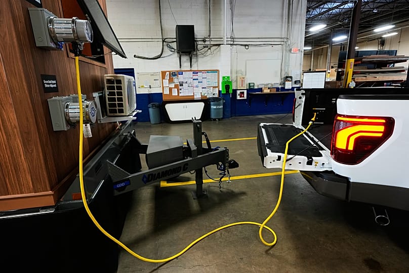 Un adaptador conectado a un enchufe de una Ford F 150 King Ranch puede acoplarse a un cable independiente que se conecta a un conmutador de transferencia instalado directamente en un contador eléctrico.