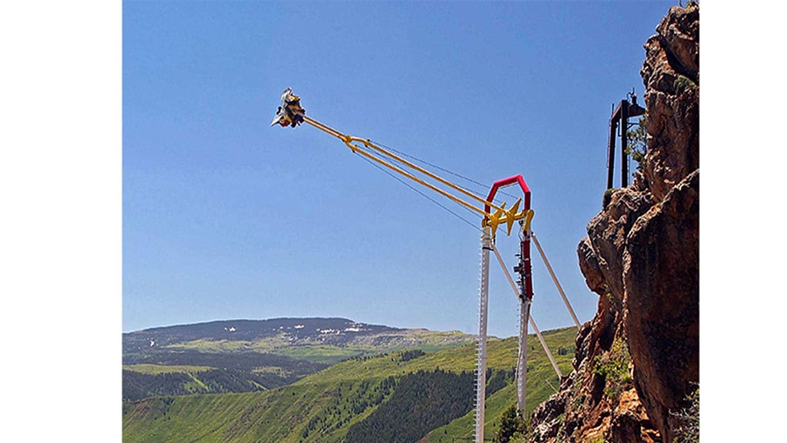Emberek a Giant Canyon Swing nevű hintán ülnek a Glenwood Caverns Adventure Parkban, a coloradói Glenwood Springsben, 2011. június 10-én.
