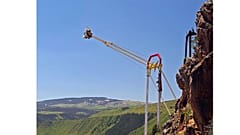 Visitantes montan en la atracción Giant Canyon Swing en Glenwood Caverns Adventure Park, en Glenwood Springs, Colorado, el diez de junio de 2011.
