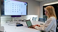 الدكتورة فريدا بولي، الشريكة المؤسسة والرئيسة التنفيذية لشركة "Pymetrics"، تستعرض تقنية للذكاء الاصطناعي تُستخدم لتقييم المهارات الوظيفية خلال مقابلة مع وكالة "أسوشيتد برس" في مقر الشركة